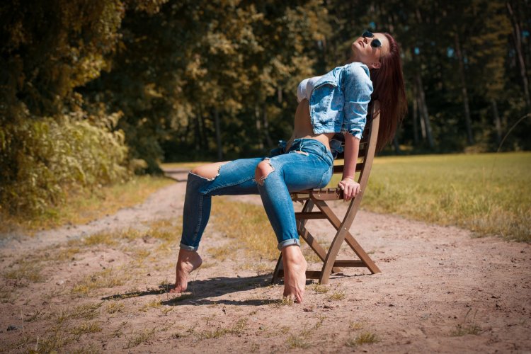 Босые девушки в джинсах