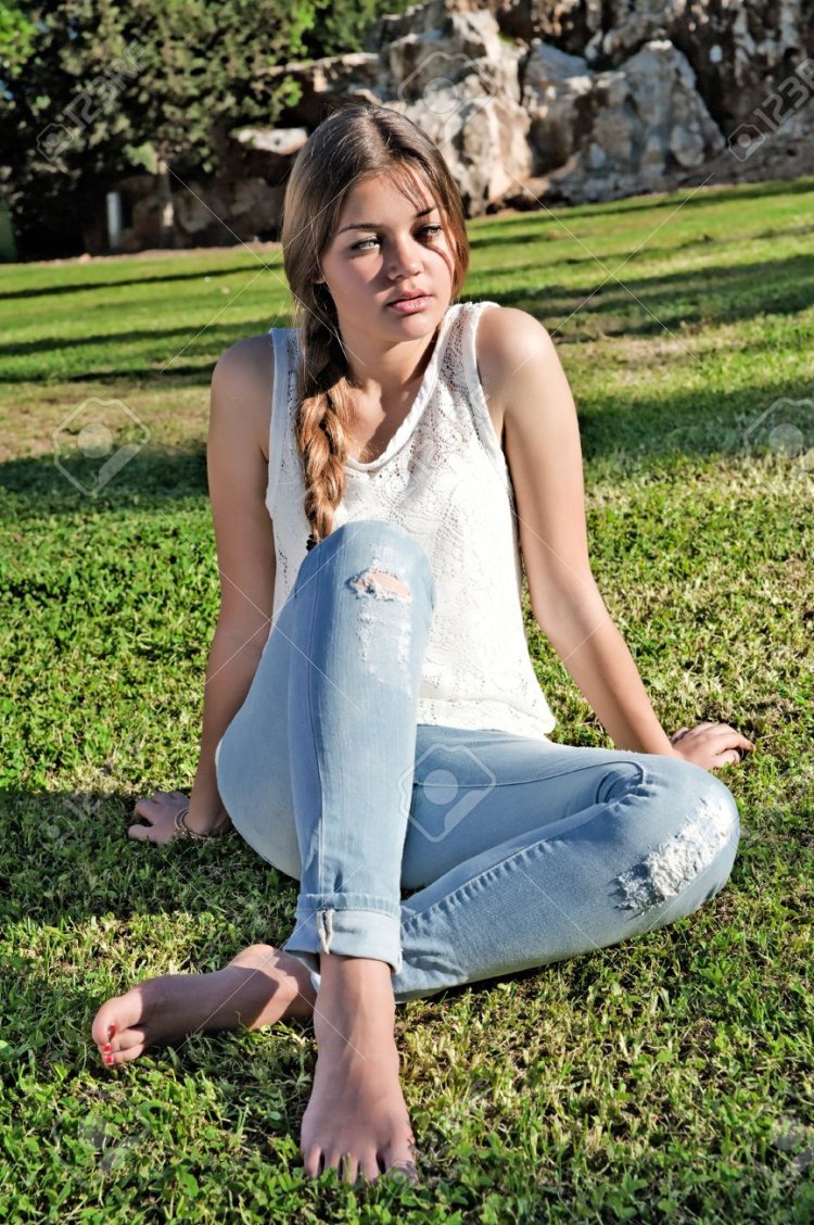 Девушки в джинсах босиком