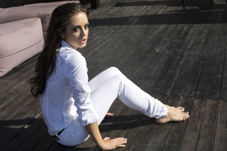 Девушки в белых брюках