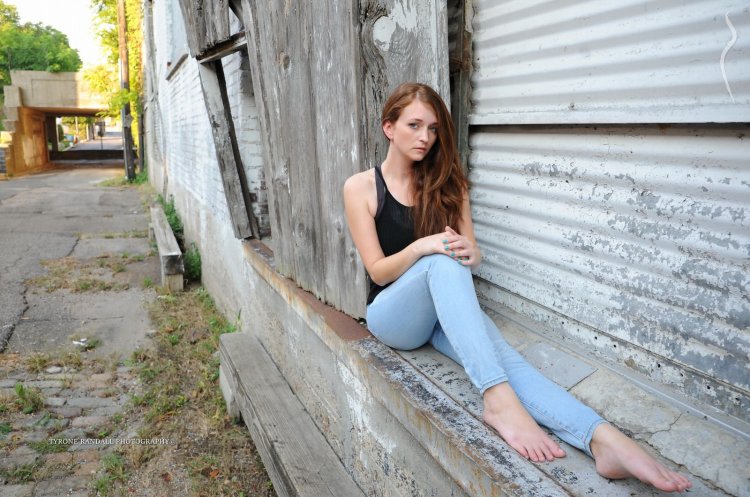 Девушки босиком дома