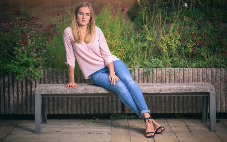 Виктория Агалакова босиком в джинсах