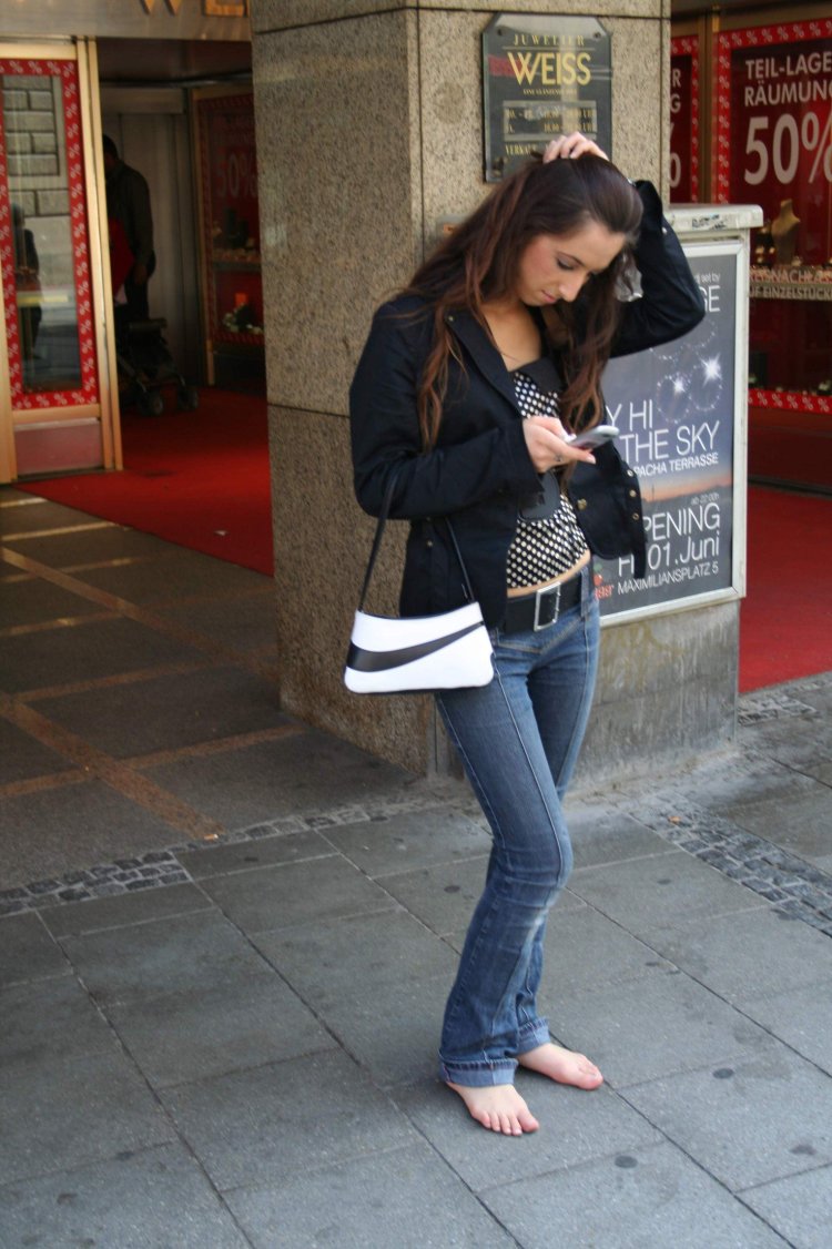 Босая в джинсах