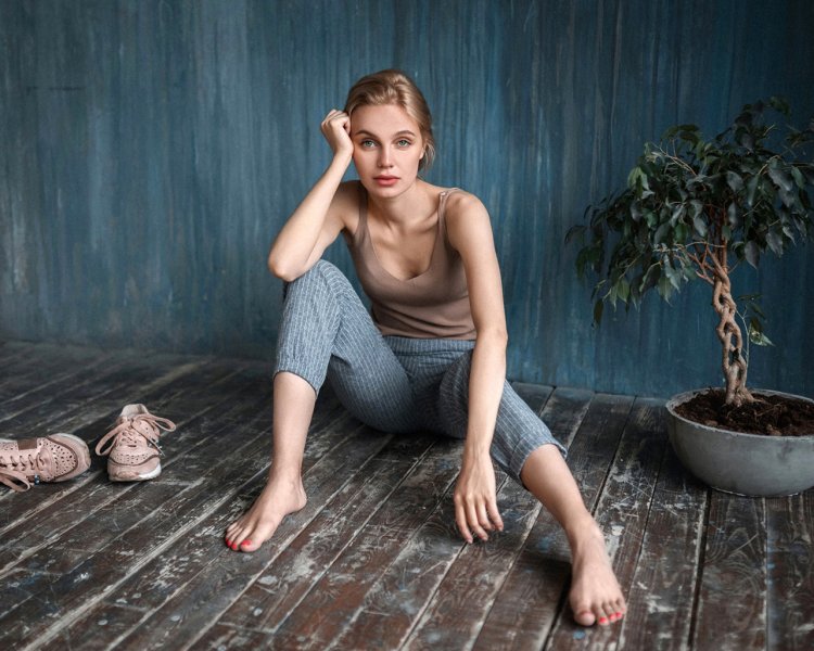 Стася Милославская босиком