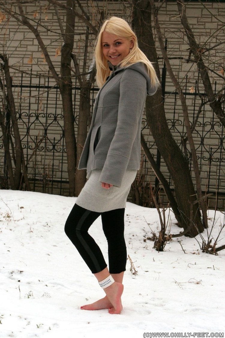 Девушка в ватных штанах