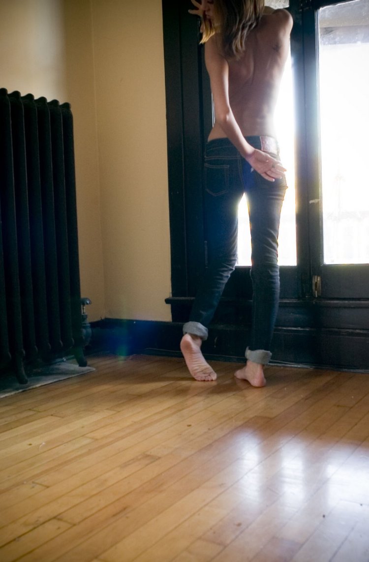 Девушка босиком в штанах