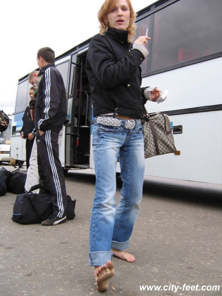Нина Перссон босиком в джинсах