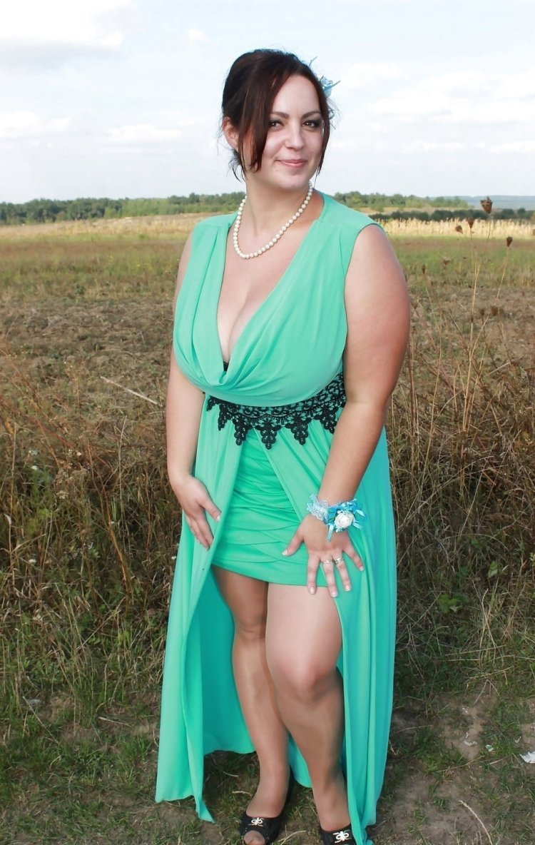 Взрослая женщина в декольте