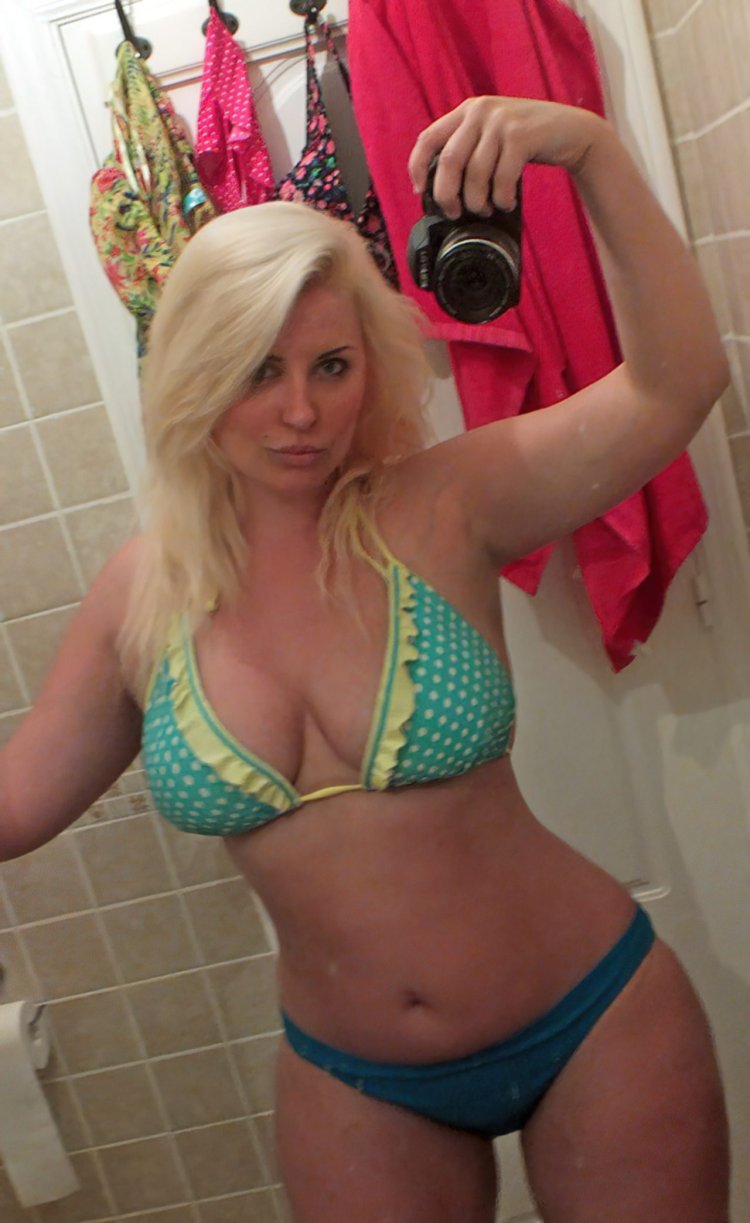 Взрослые женщины в платьях с декольте