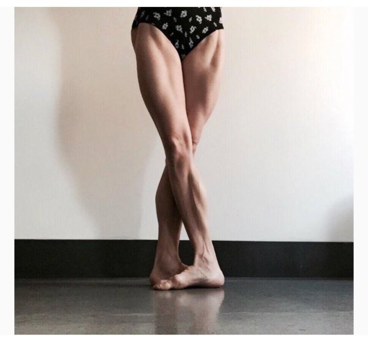 Elena Calves мощная голень