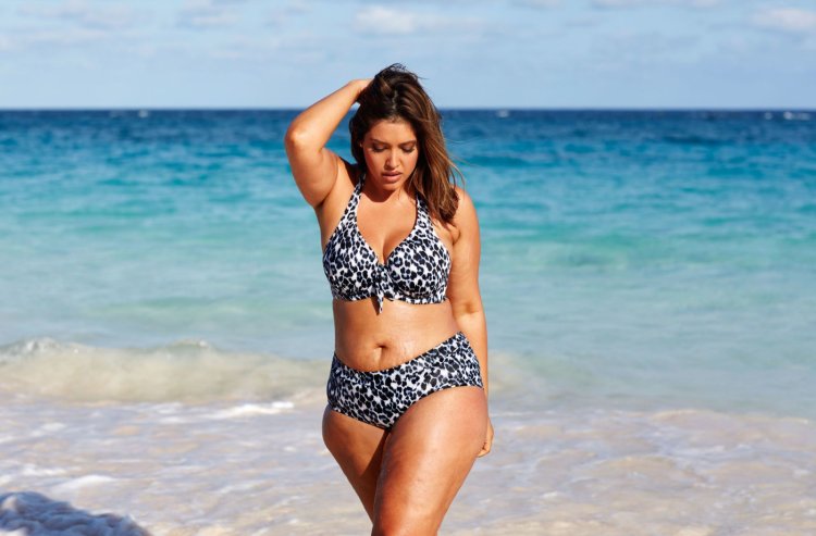 Каро Эмеральд в купальнике