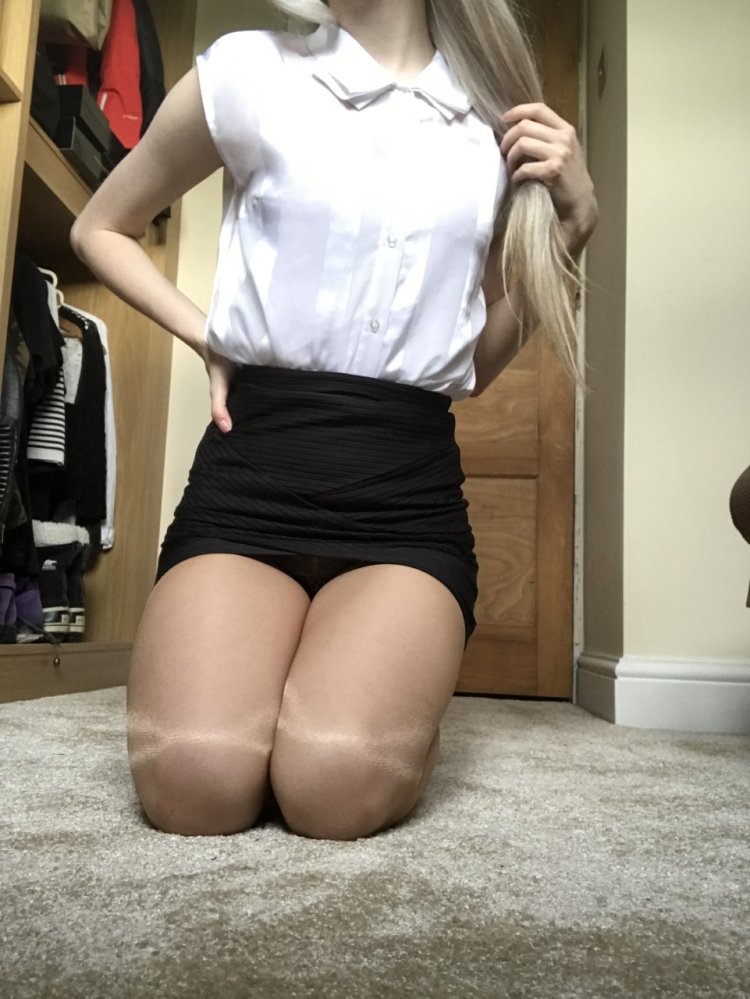Черная юбка и белые трусики