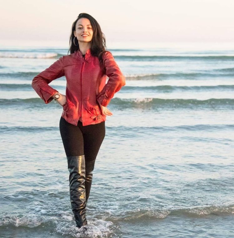 Девушка в рыбацких сапогах