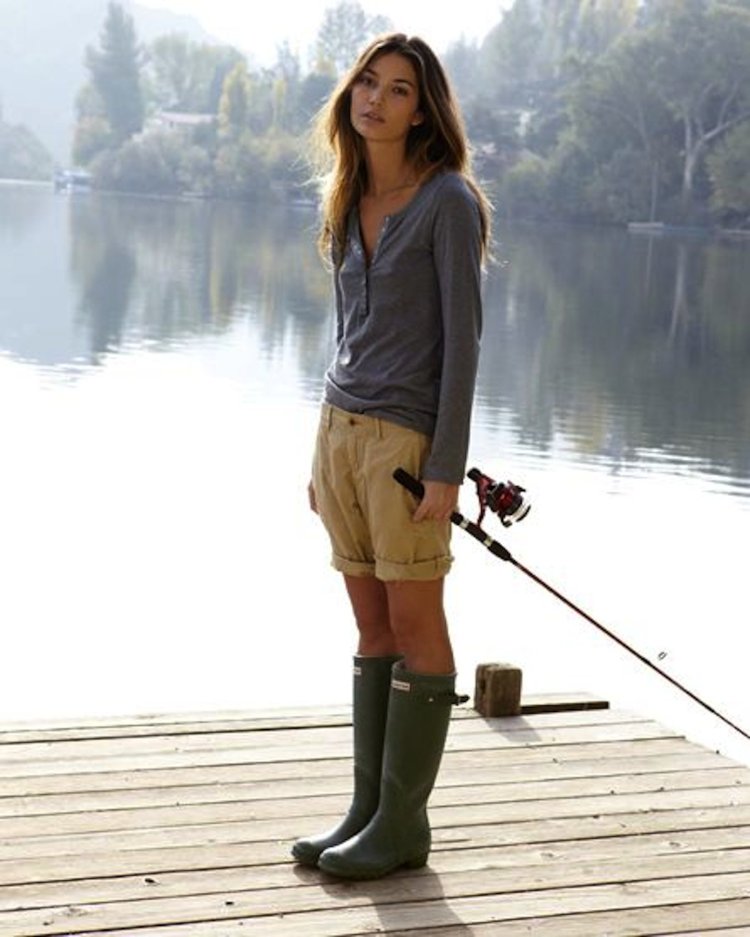 Девушки в резиновых сапогах