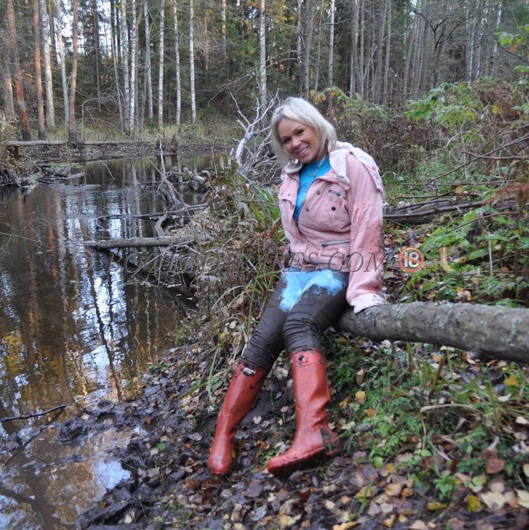 Девушка в болотных сапогах