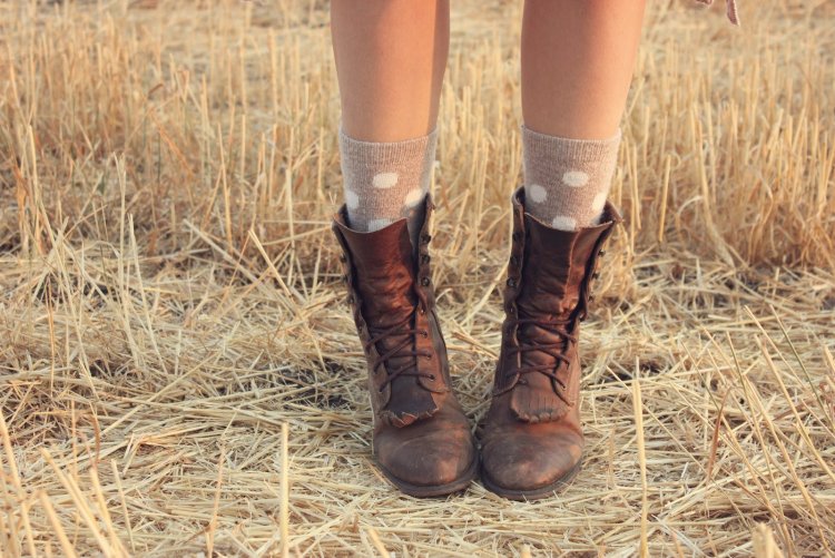 Девушка в болотных сапогах