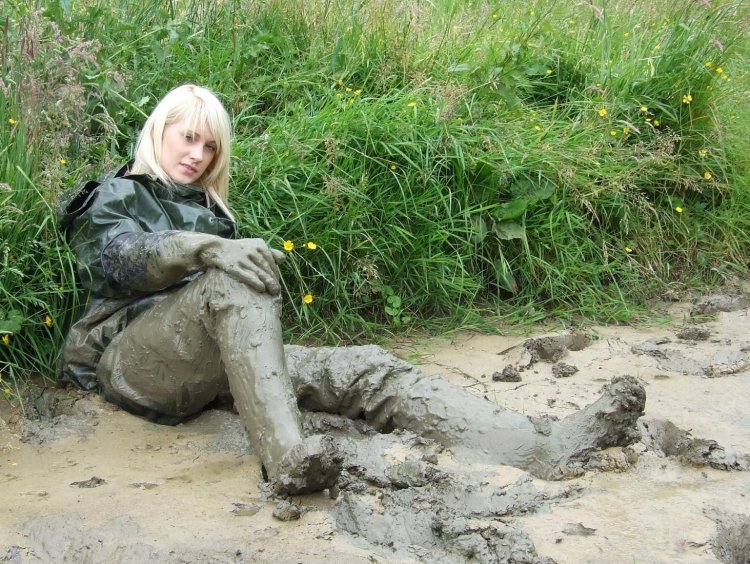 Девушка в болотных сапогах