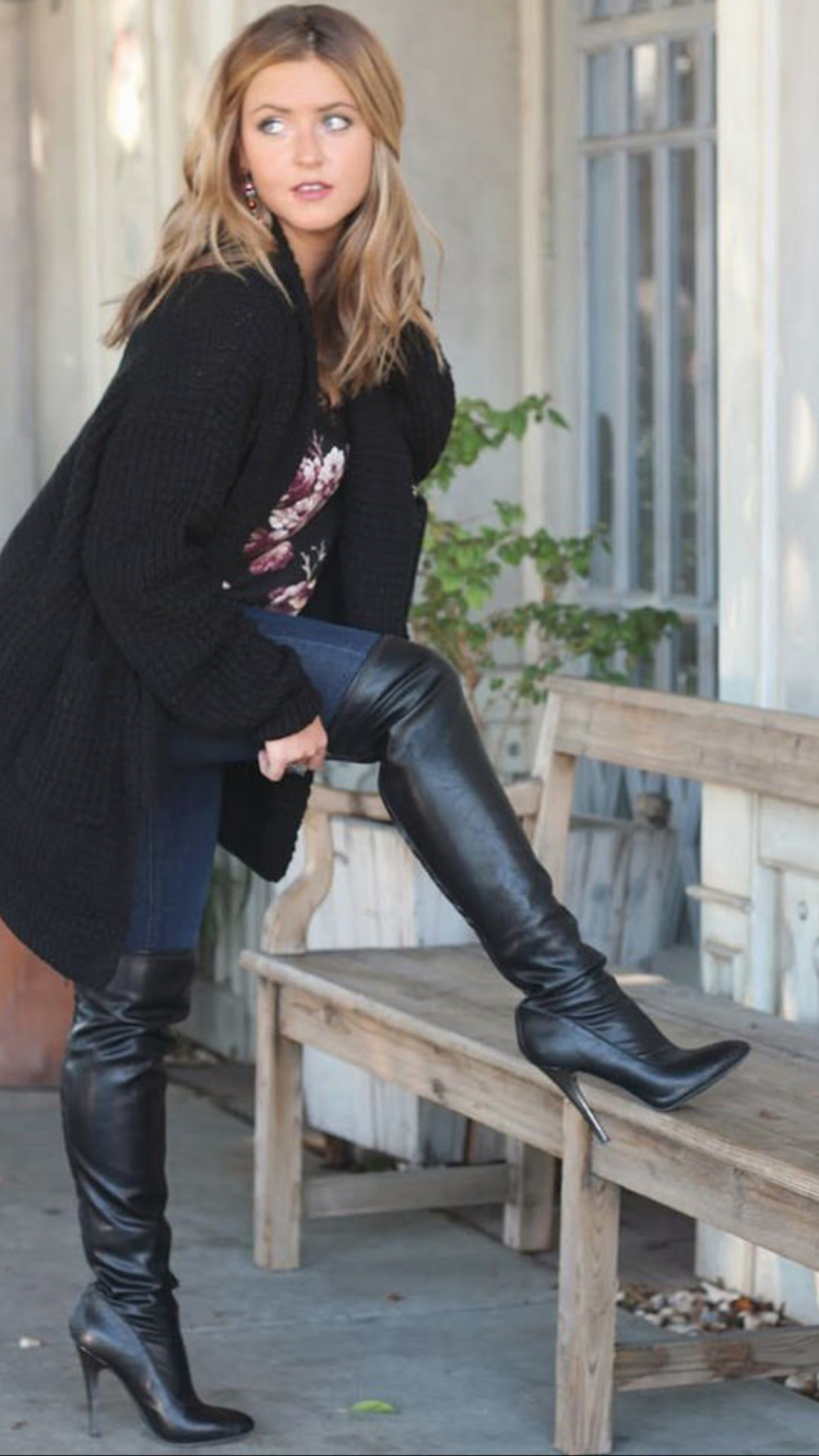 Девушки в резиновых сапогах в воде