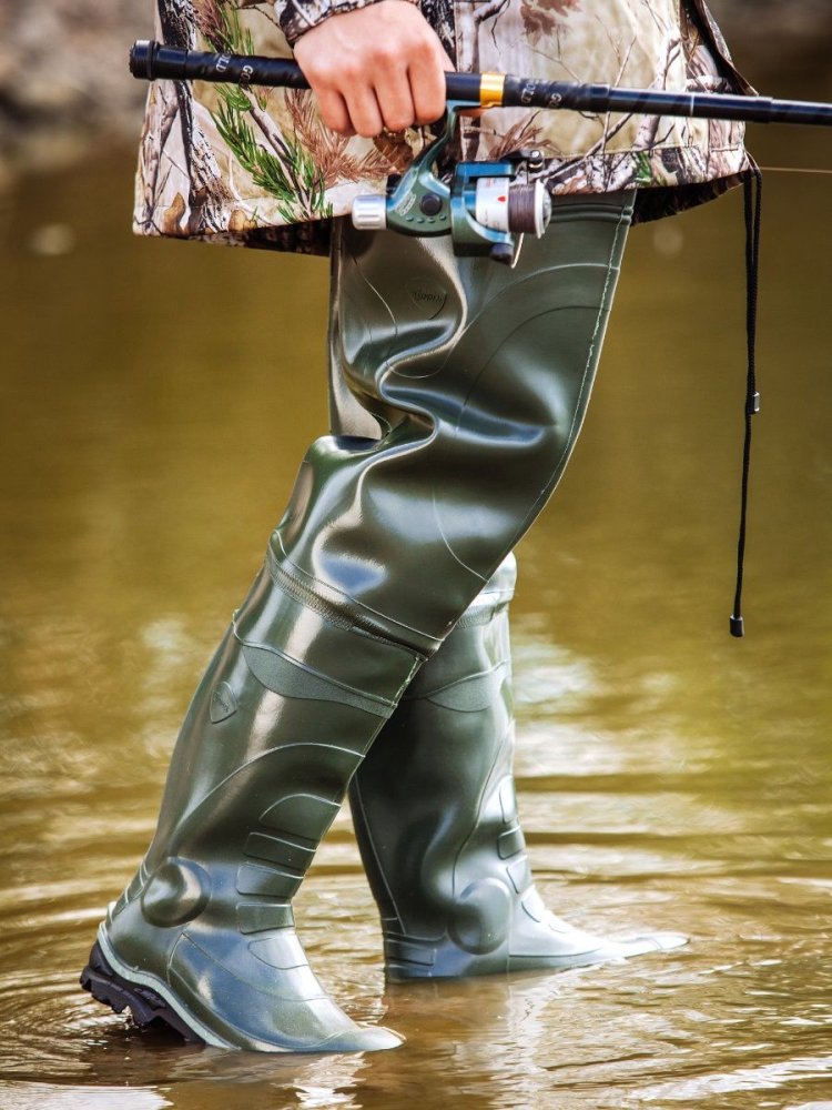 Женские ботфорты в грязи