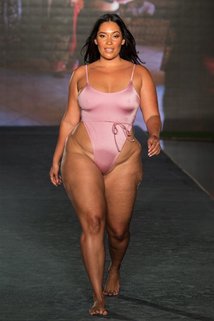 Amanda Kay плюс модель