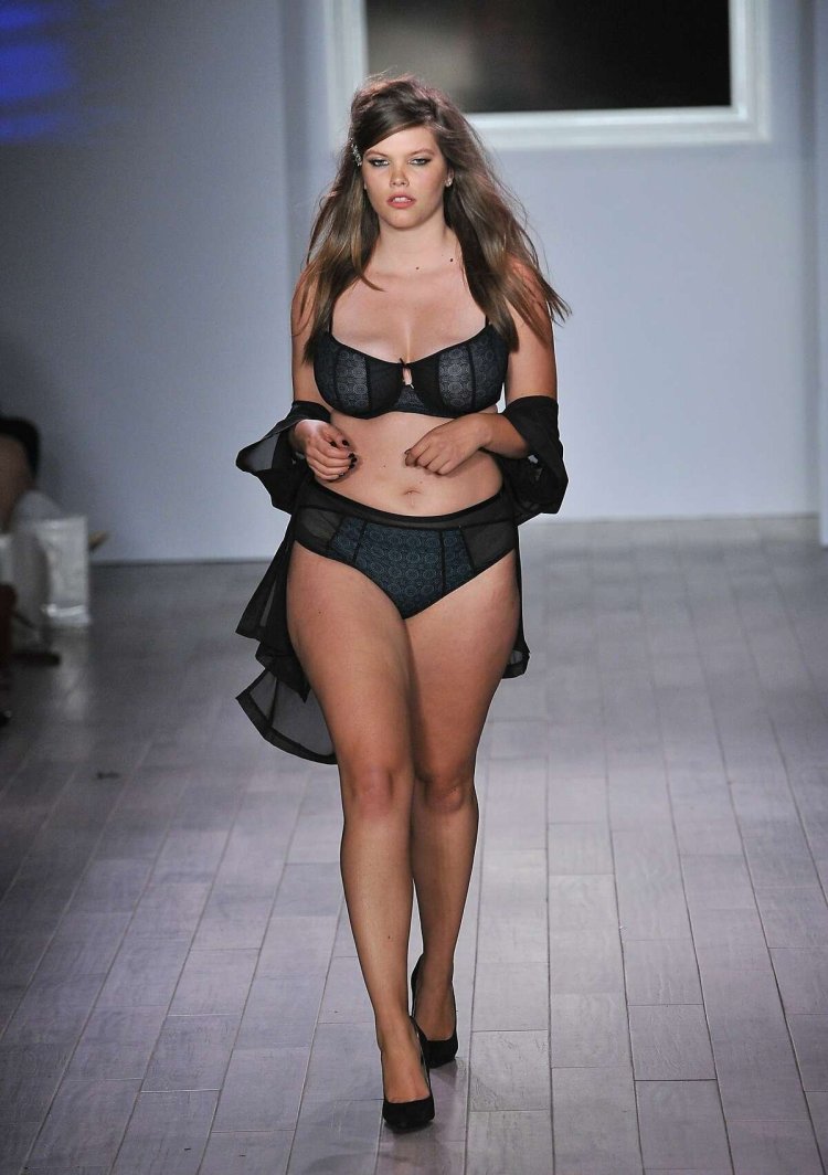 Эшли Грэм на подиуме в Нижнем белье