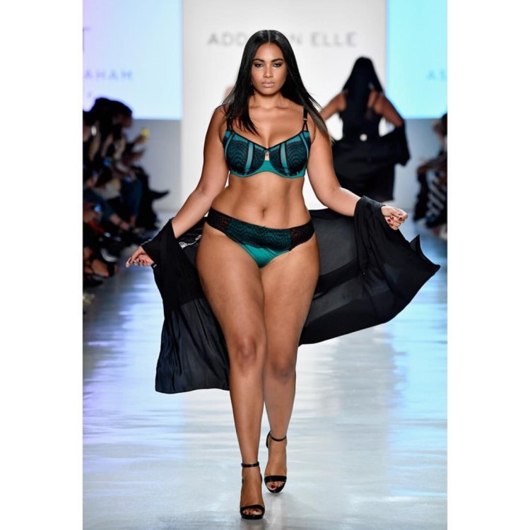 Эшли Энн Грэм на подиуме