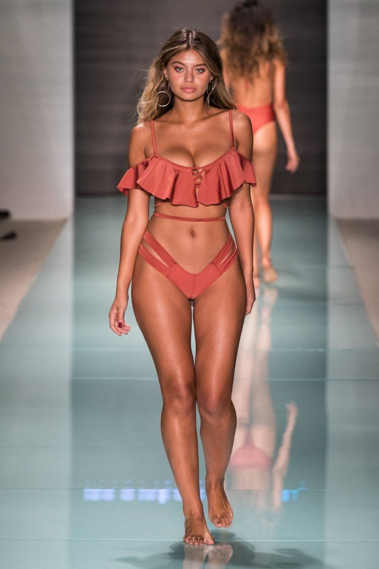 Модель Sofia Jamora 2019