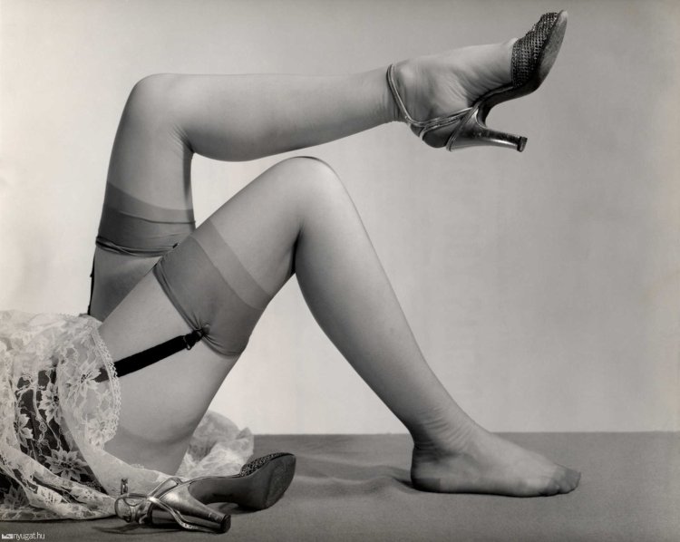 Нейлоновые чулки на ножках