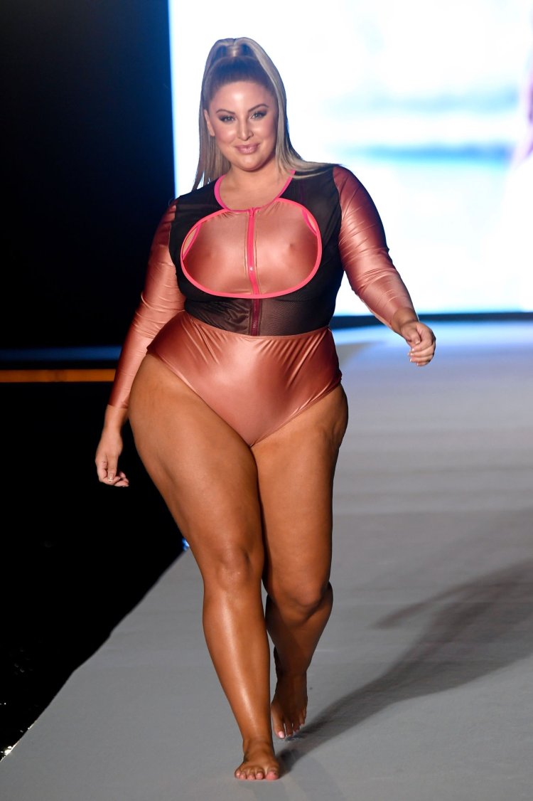 Эшли Алексис на подиуме