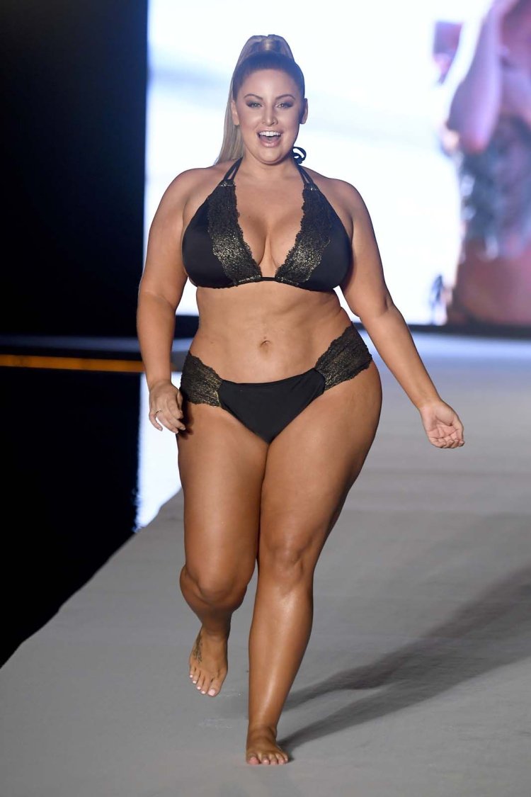 Эшли Черчилль Уильямс в купальнике