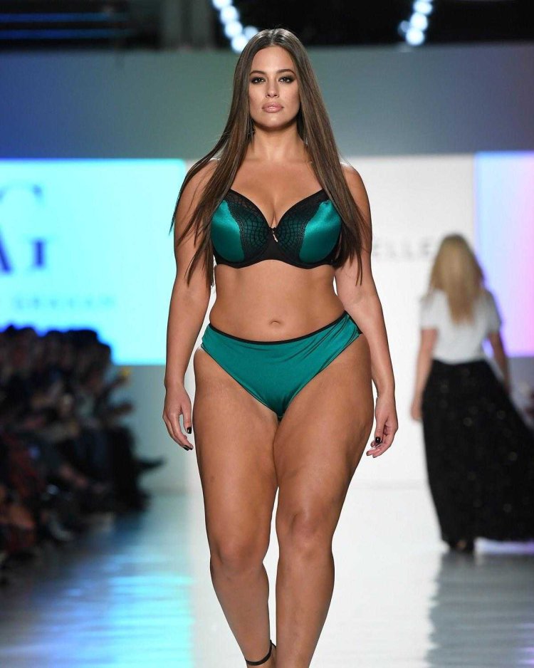 Модель плюс-сайз Эшли Грэм