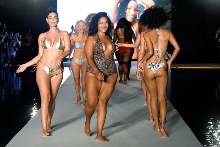 Показ мини бикини 2019