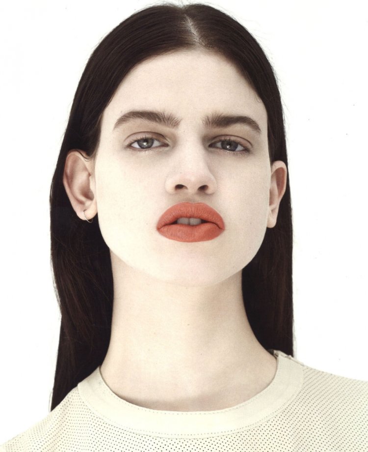 Анджелина Джоли в очках для зрения