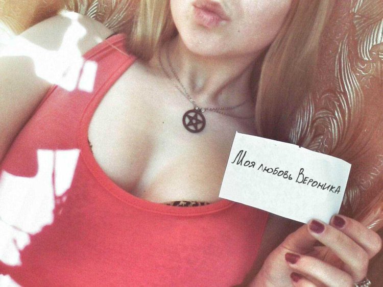 Сигны на листочках девушки