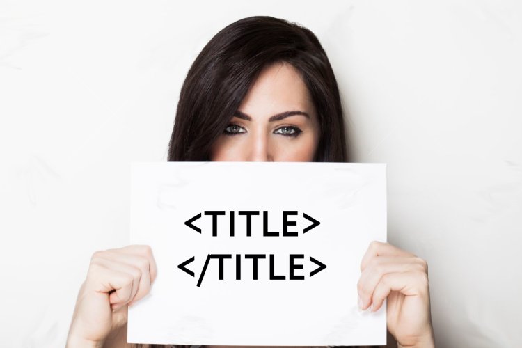 Девушка держит в руках лист