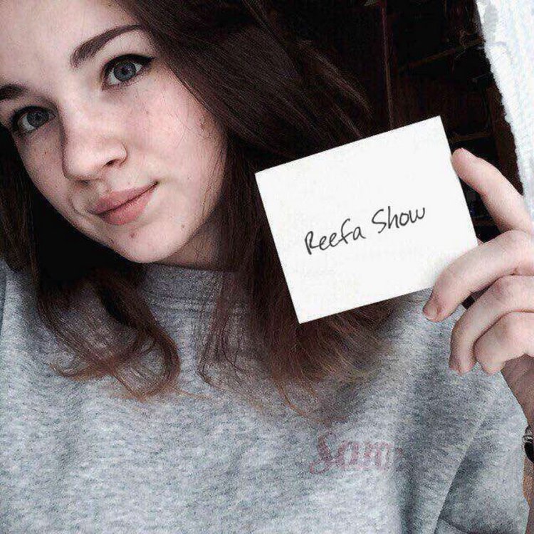 Девушка с сигной на листе