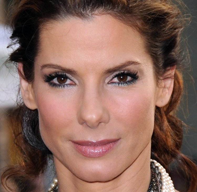 Дженнифер Лоуренс с темными волосами