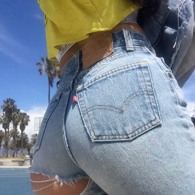 Порванные джинсы на попе
