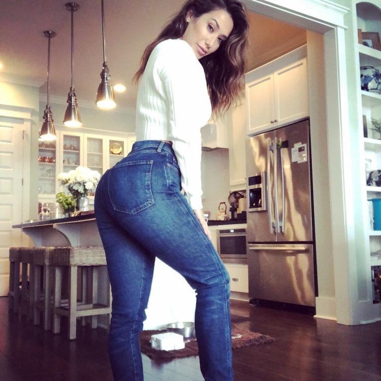 Ева Элси в джинсах