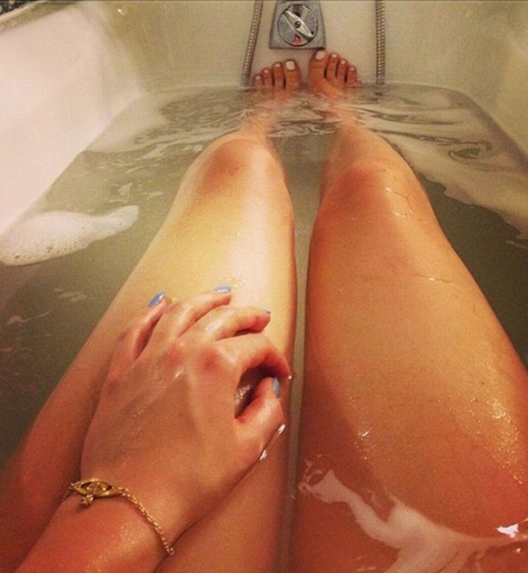 Женские ножки в ванной