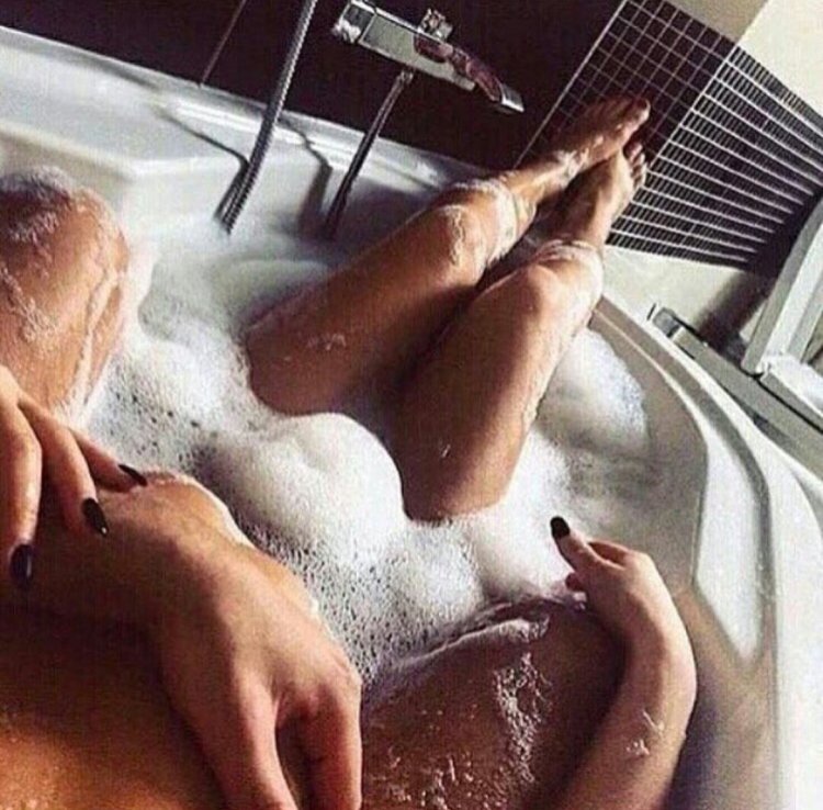 Парень и девушка в ванеее