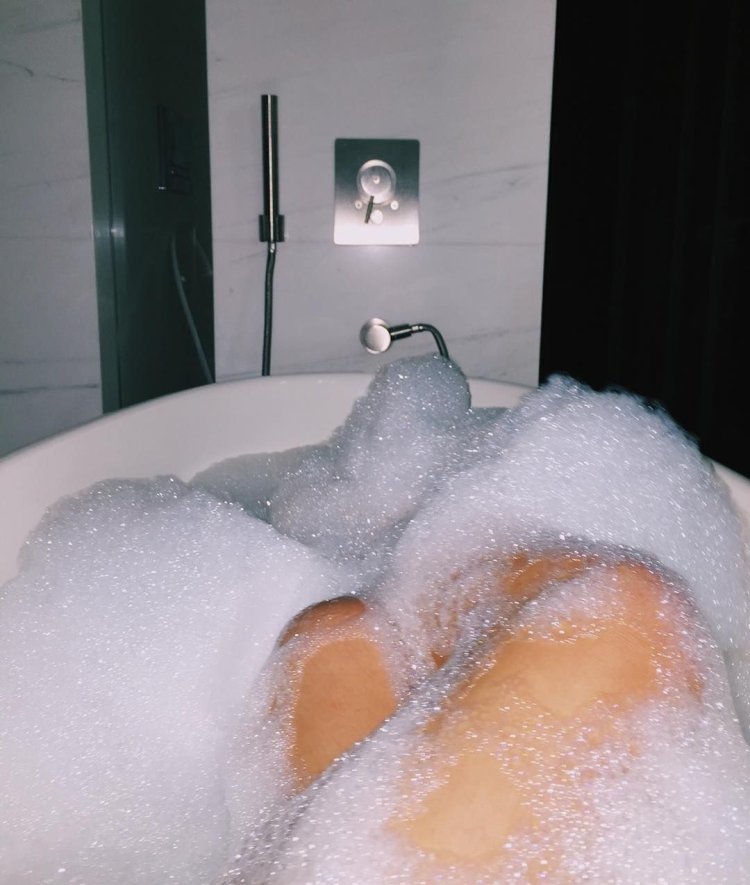 Ноги в ванной с пеной