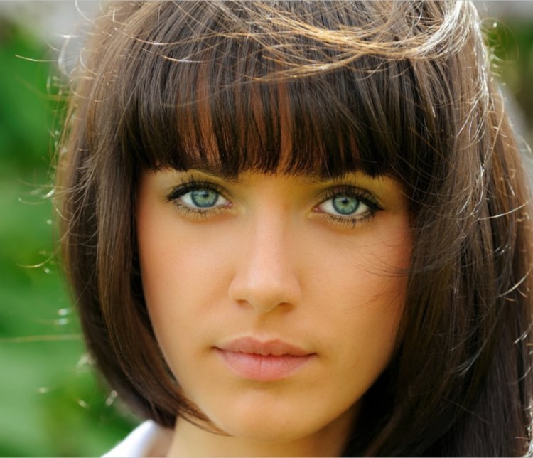 Шатенка с челкой