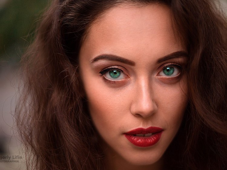 Шатенка с зелеными глазами