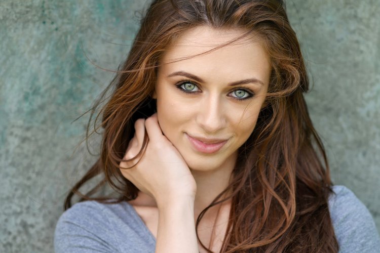 Симпатичная шатенка с зелеными глазами