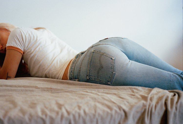Девушки в джинсах лежат