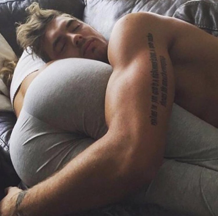 Парень обнимает ягодицы