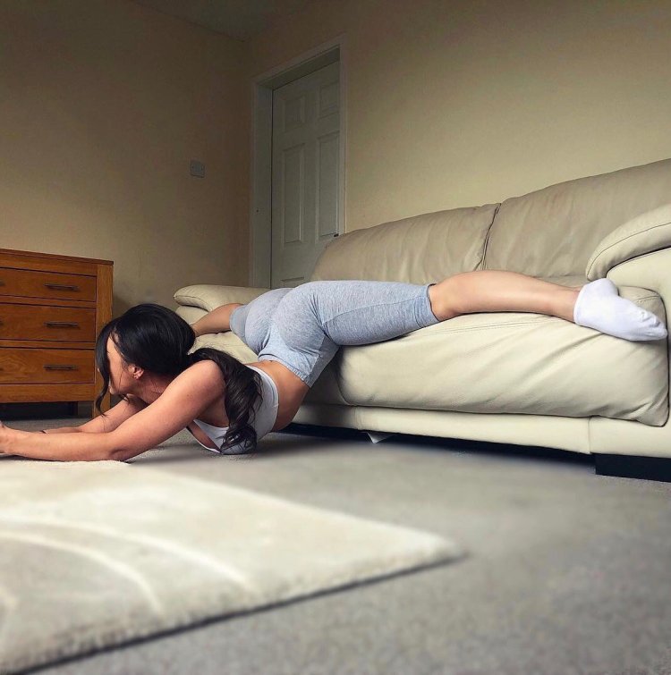 Шпагат на диване