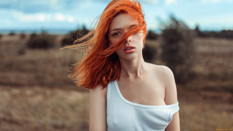 Рыжая девушка с декольте