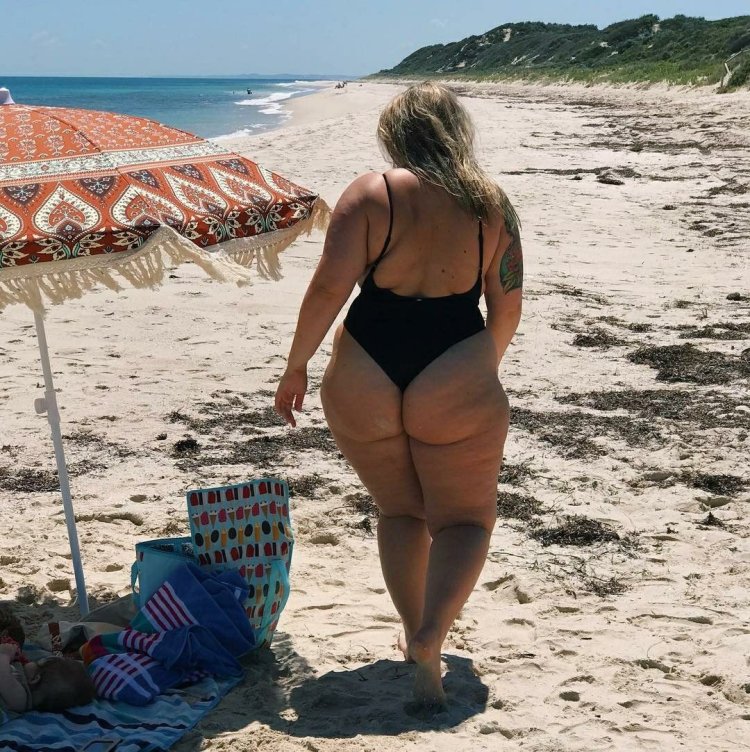 Толстые женщины на пляже