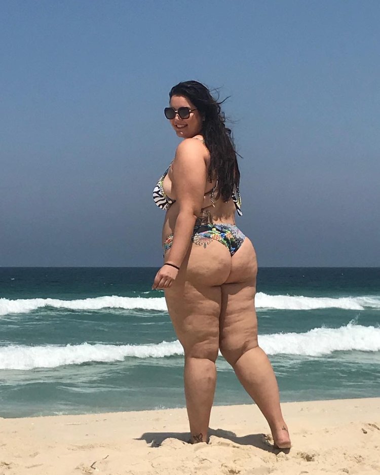 Tania Rubio в джинсах